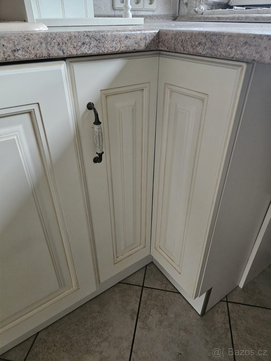 Moderní kuchyňská linka se spotřebiči - 14