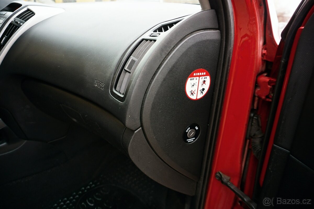 Kia Ceed 1,4 16V 66 kW 2010 HATCHBACK - 14