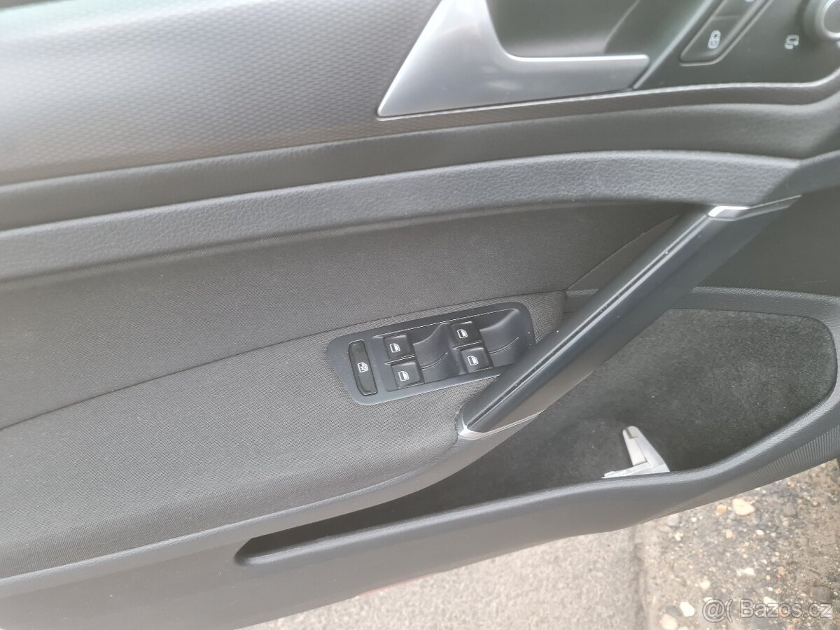 VW Golf 7 1.6TDI kombi, 77kW, 4/2016, servisní knížka - 14