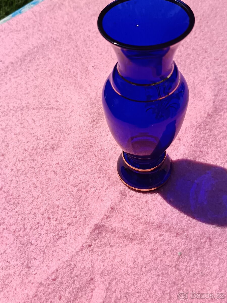 Modrá skleněná váza s květinami - 14