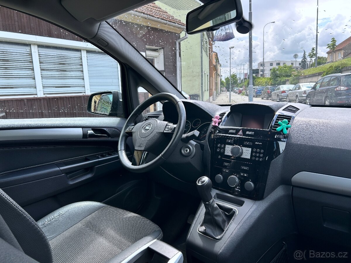 Opel Zafira B 1,8 103 kW, xenony, 253.000 km, černá - 14