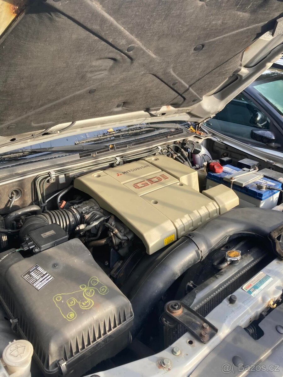 Mitsubishi Pajero wagon - 14