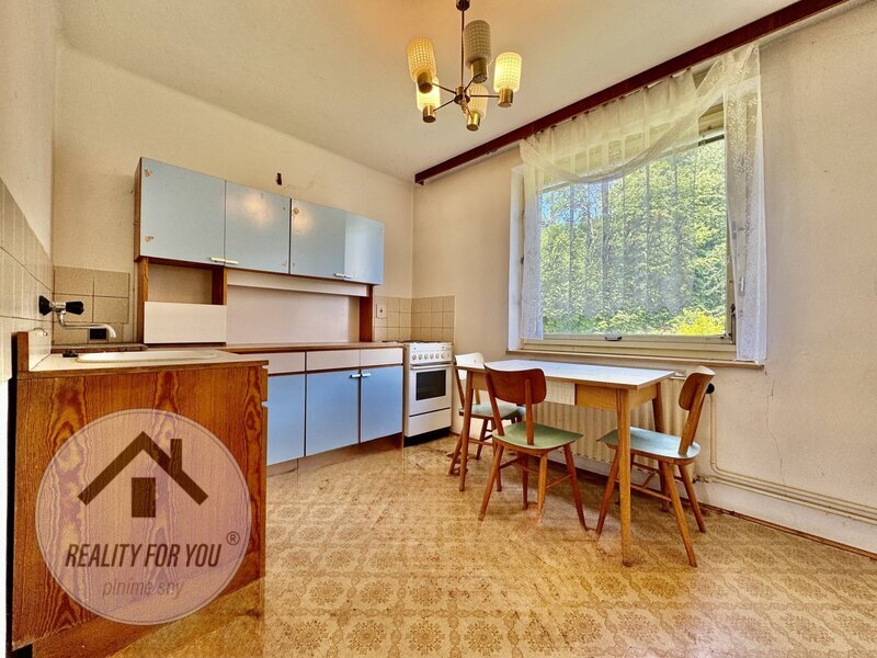 Prodej prostorného řadového domu s dispozicí 5+2 v Rovensko - 14