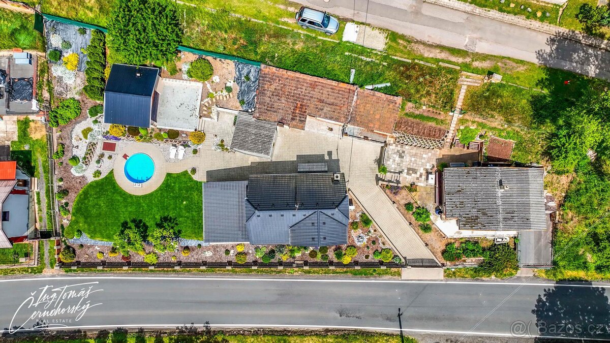 NOVINKA - Prodej krásného rodinného domu s bazénem, dřevěnou - 14