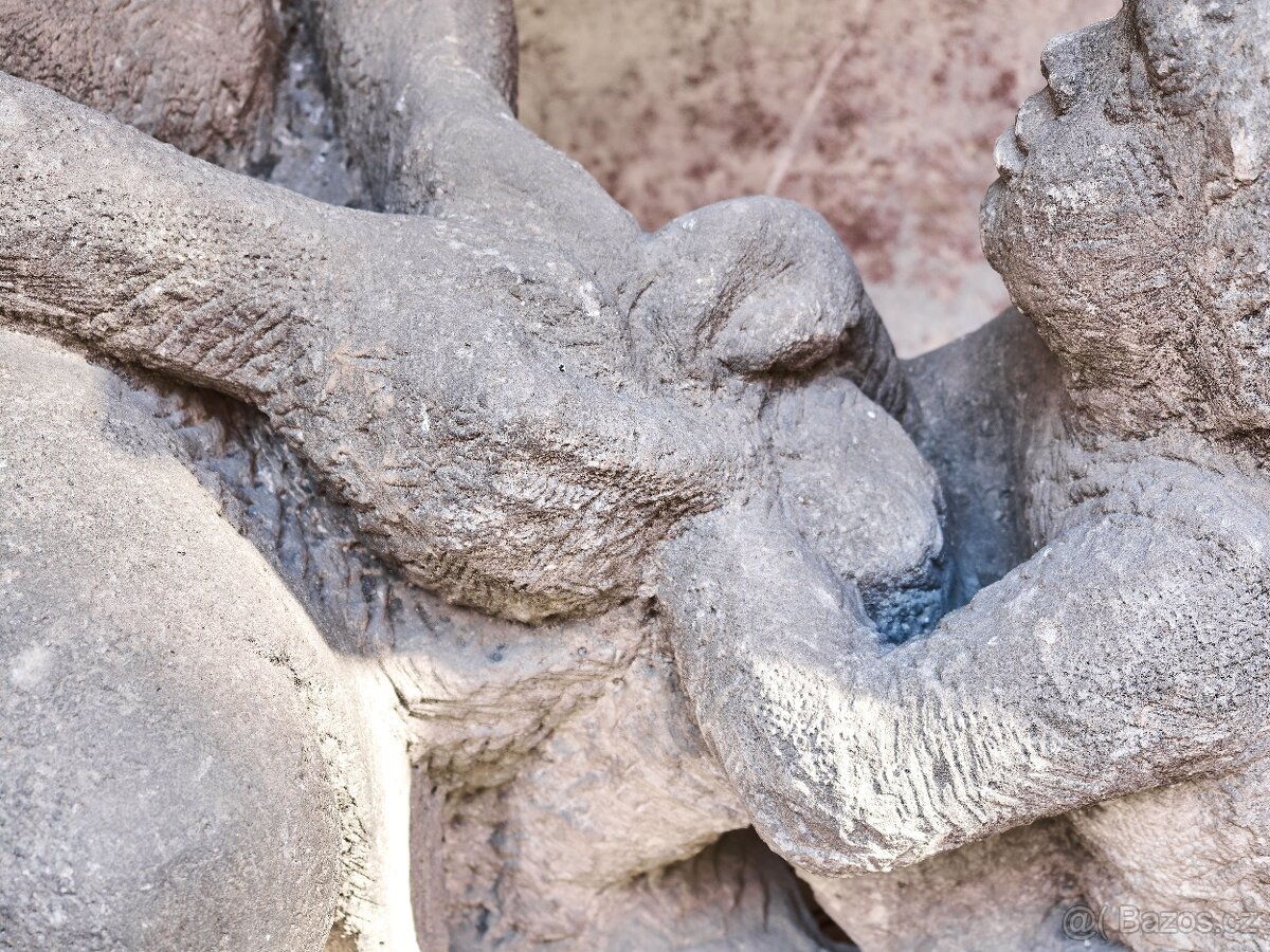 Obří pískovcové sousoší „Matka s dítětem” z období první rep - 14