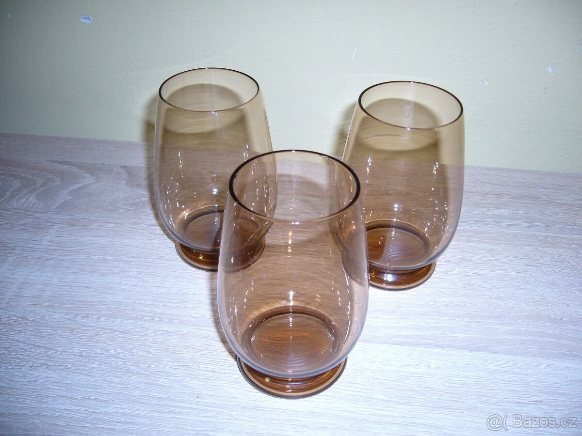 Různé hrnky a skleničky. - 14