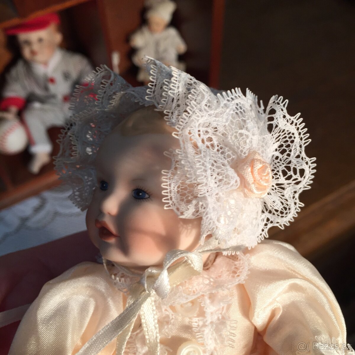 sběratelské panenky porcelánové značené a polička - 14