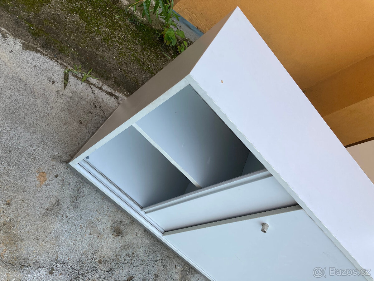 Skříňka nábytková nízká s posuvnými dveřmi za 500 kč - 14