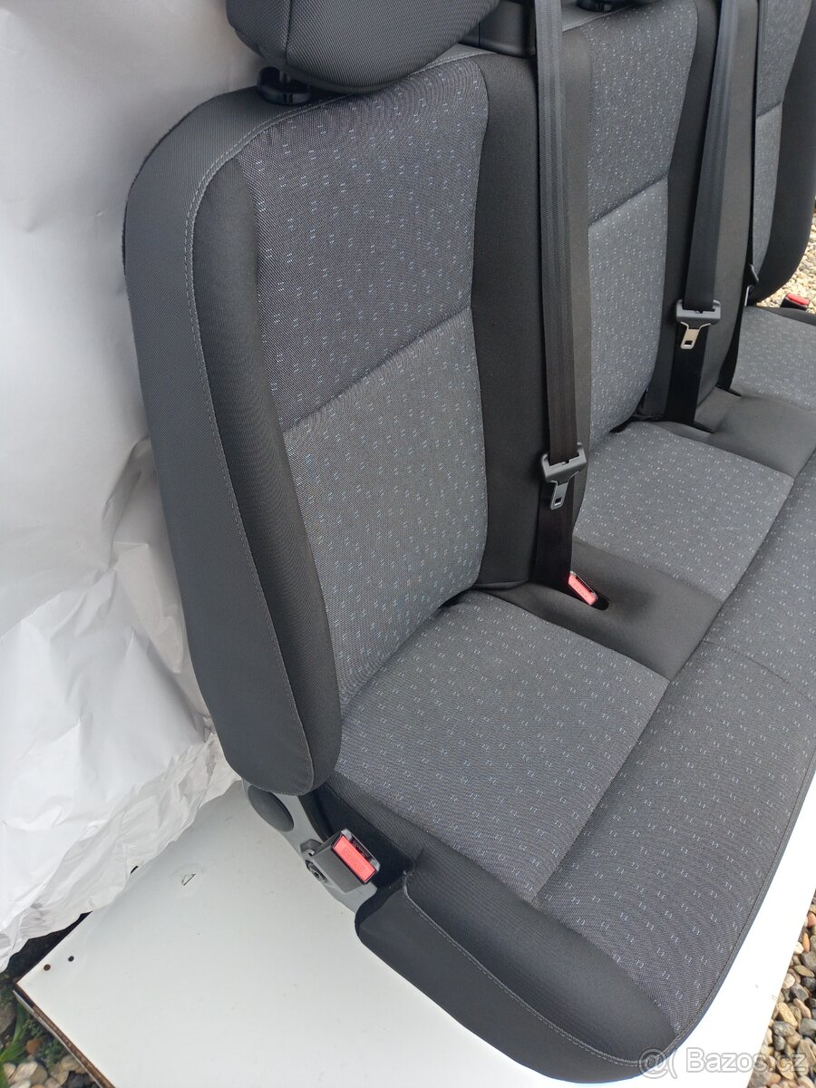 PRODÁM TROJSEDAČKU S INTEGROVANÝMI PÁSY RENAULT MASTER 2019 - 14