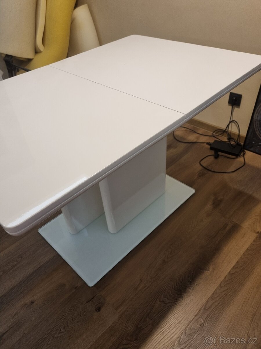 Bílý jídelní stůl - 14