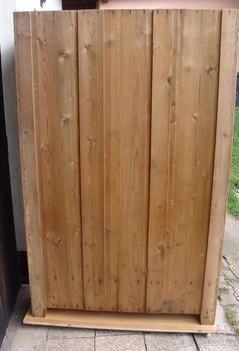 Starožitná šatní skříň s řezbou - 14