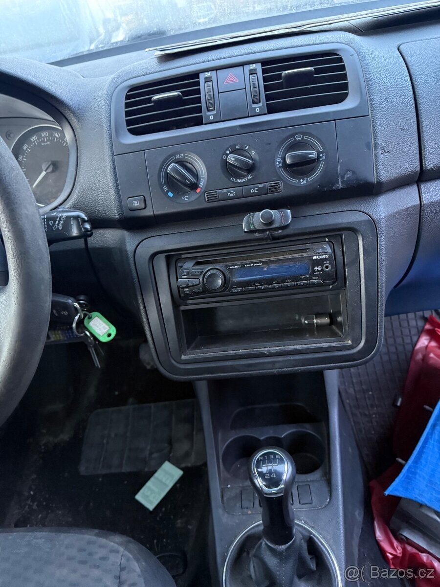 Škoda Fabia 2 lift 1.6Tdi rok-2010 (nepojízdná ) - 14