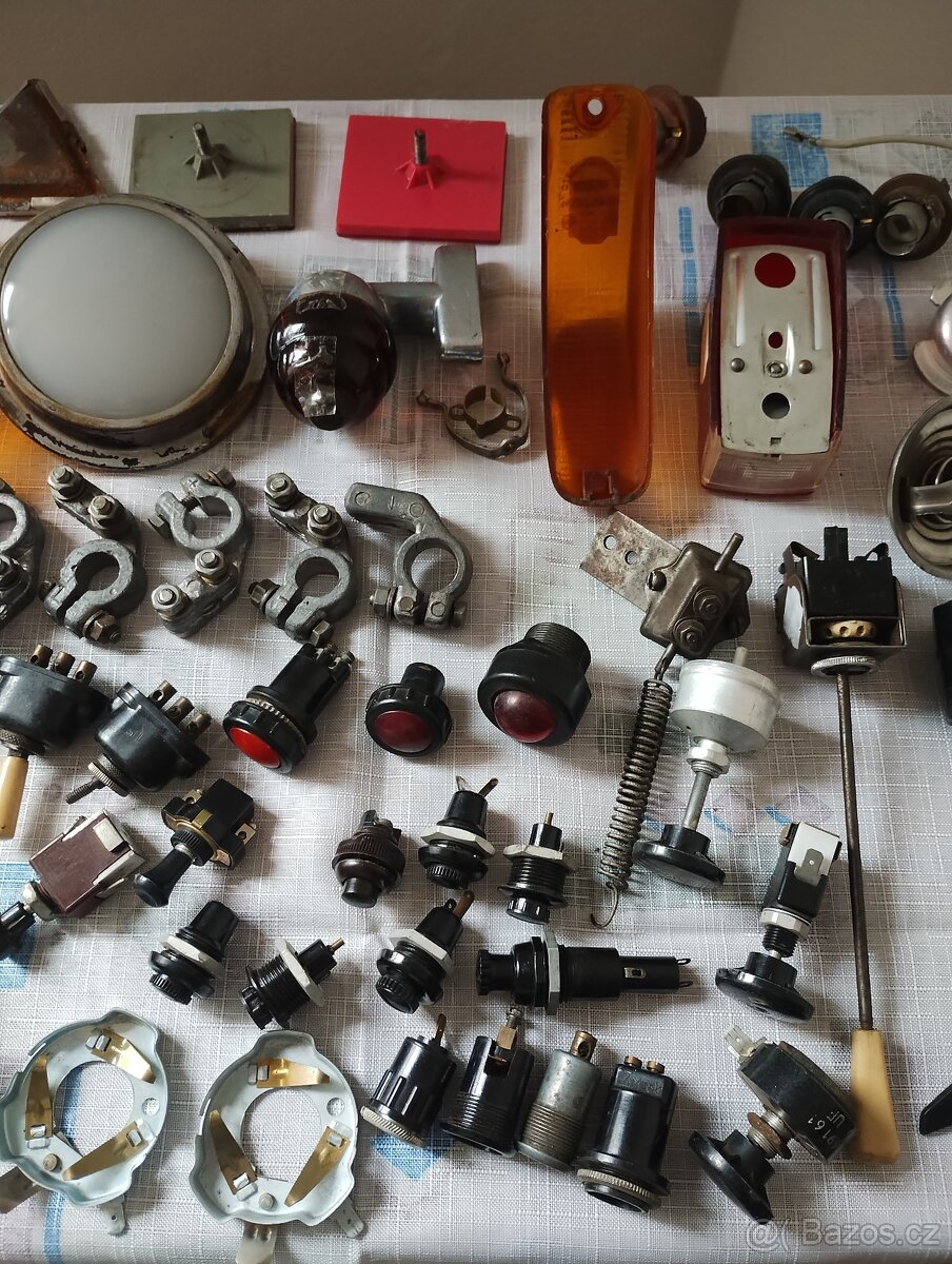 Směs náhradní přepínačů, světel a dílů na veterány ŠKODA - 14