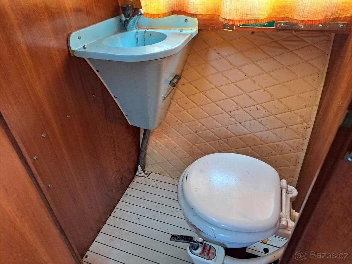 Motorova kajutova lod Windy24 - pěkný stav - 14