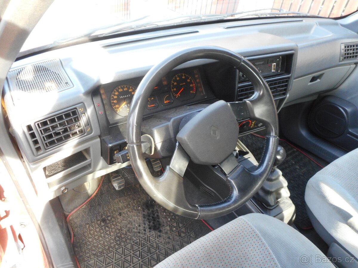 Renault 19 I tmavě červená barva - 14