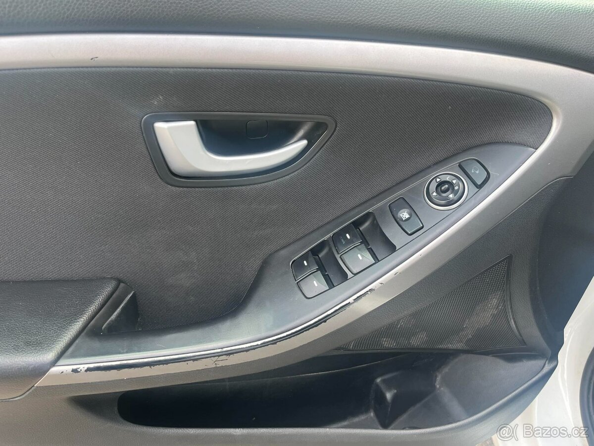 Prodám Hyundai i30 1.6 CRDi Weekend kombi - 14