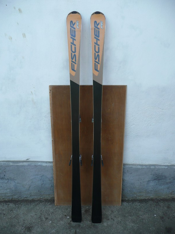 Tři páry značkových lyží - 14