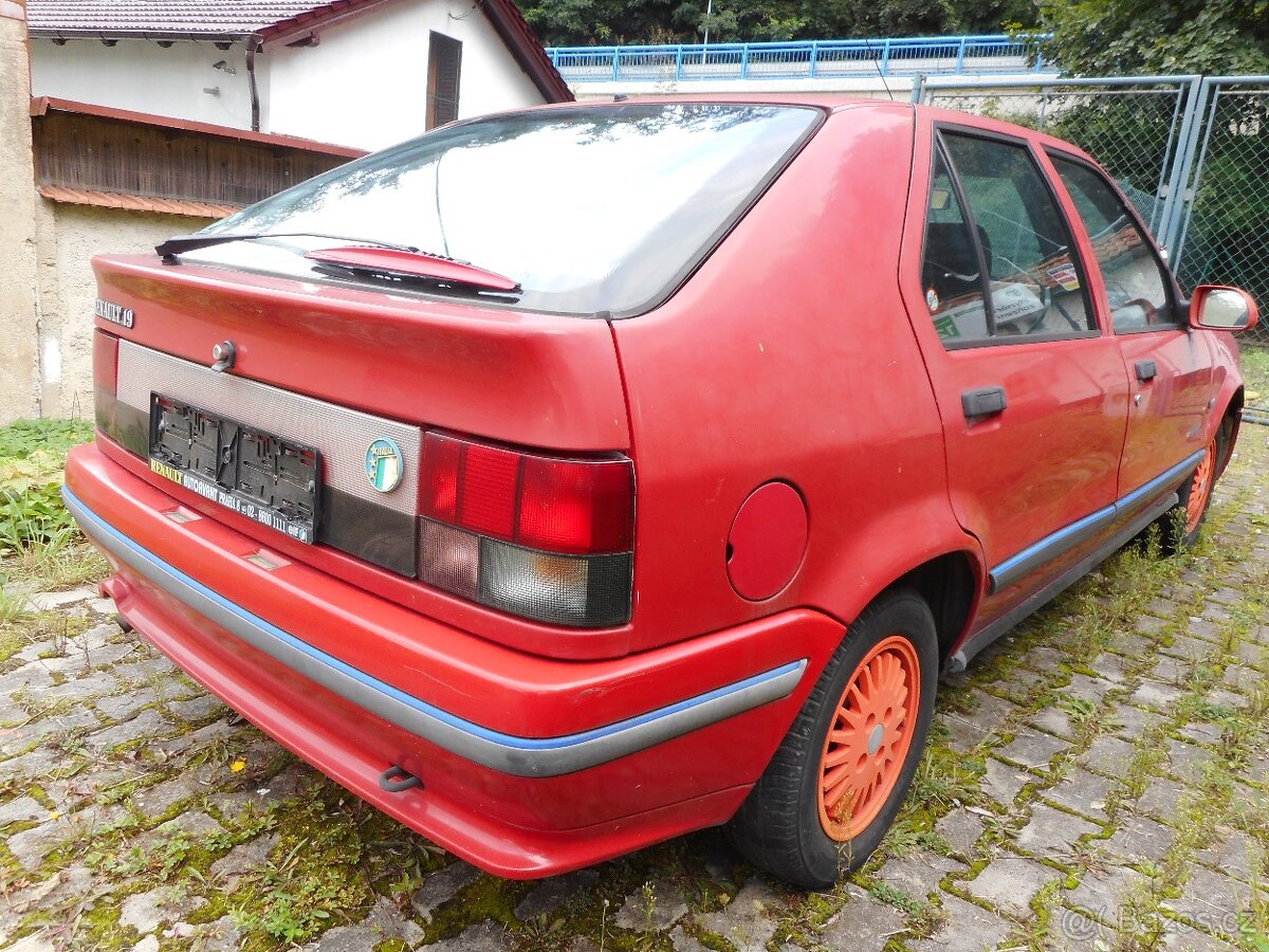 Renault 19 I červená barva - 14