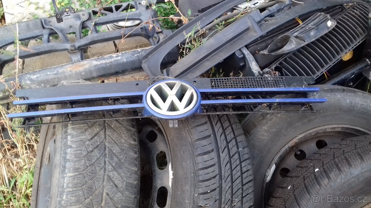VW Volkswagen Golf 4 přední maska mezi světla - 14