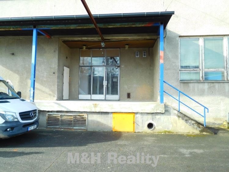 Pronájem prostoru o výměře 40 m2 v 1.PP haly - 14