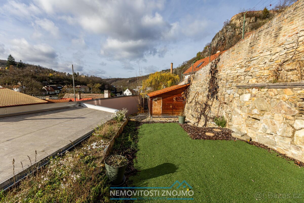 Prodej domu se 3 apartmány, útulným dvorkem, a na skvělé adr - 14