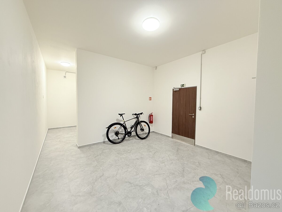 Pronájem, byt 1+kk, 31,4 m2, ul. Dobrovodská, městská část S - 14