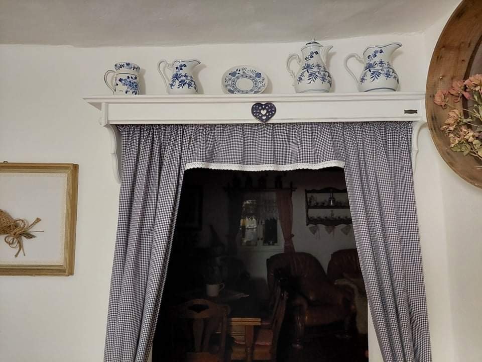 Dřevěná garnýž z masivu s policí na míru. - 14