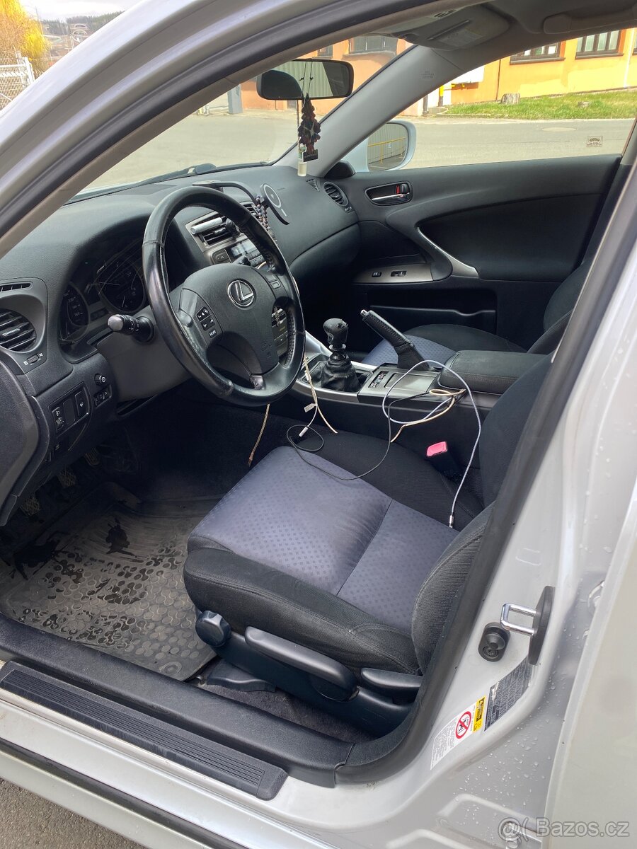 Lexus IS220D rok 2011 - 14