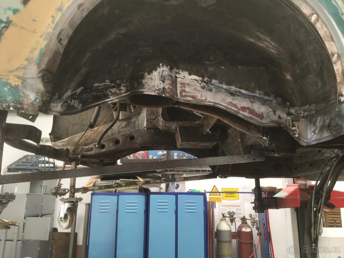 Škoda 105 S karoserie - 14