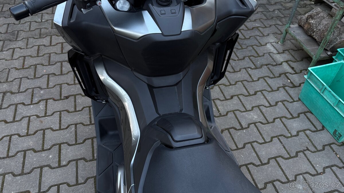 Honda Forza 750 šedá s výbavou r.v. 2023 - 14