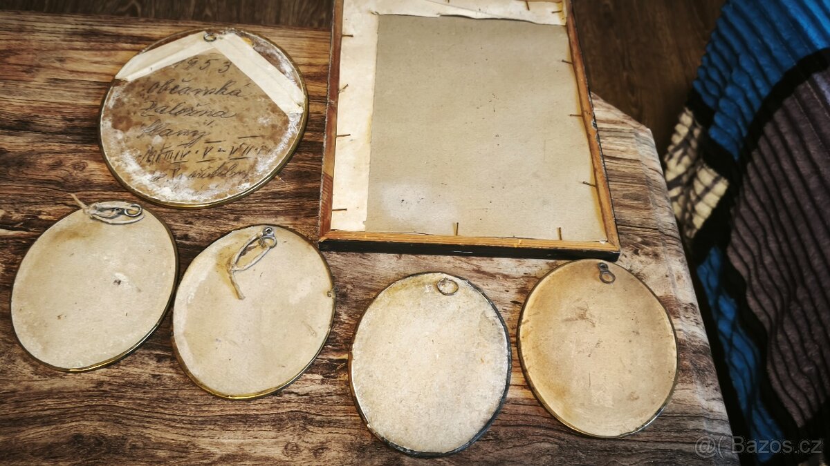 Staré svaté obrázky a soška. - 14