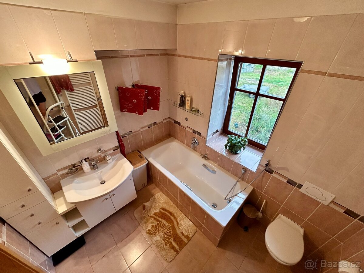 Historický statek s krásnými interiéry - 14