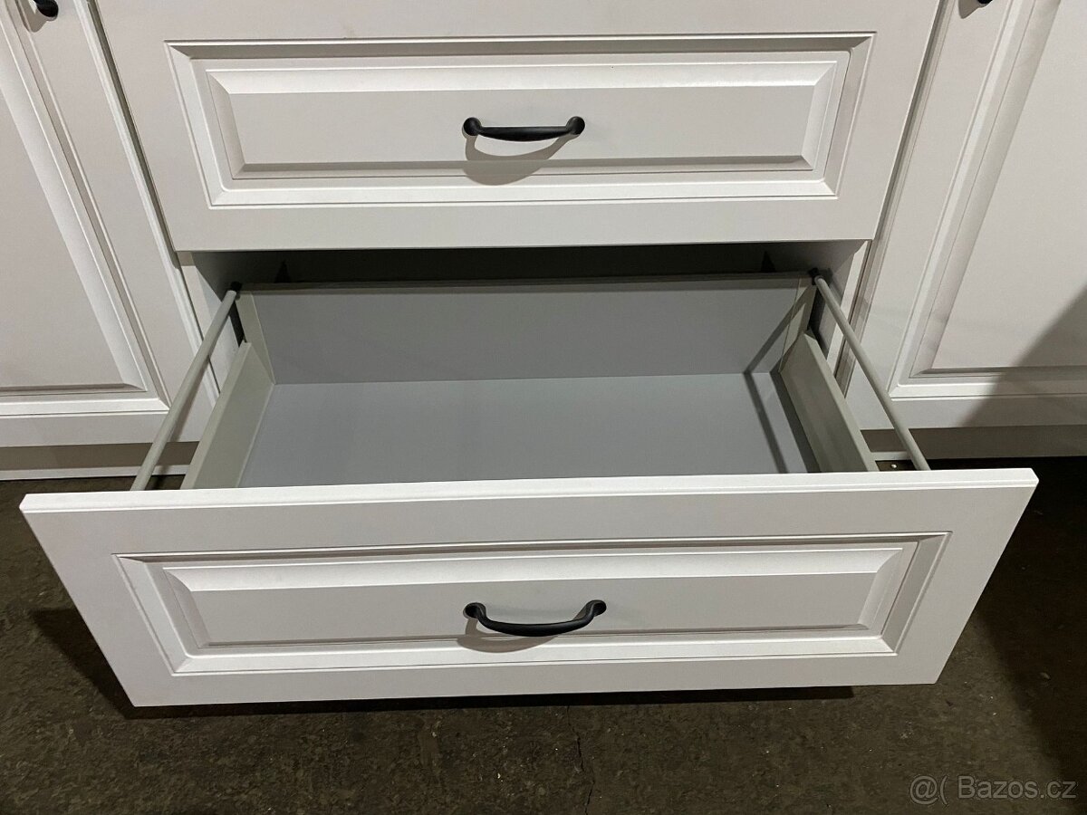Moderní kuchyňská linka bez spotřebiči - 14