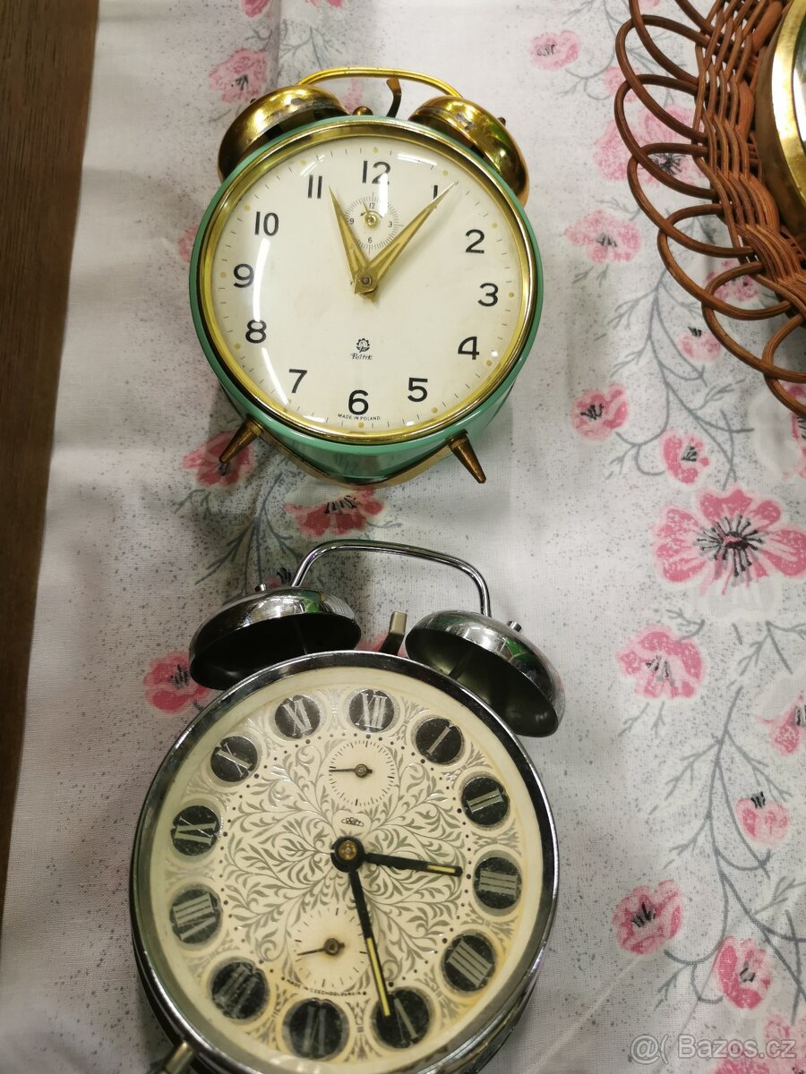 Staré mechanické budíky, nástěnné hodiny. - 14