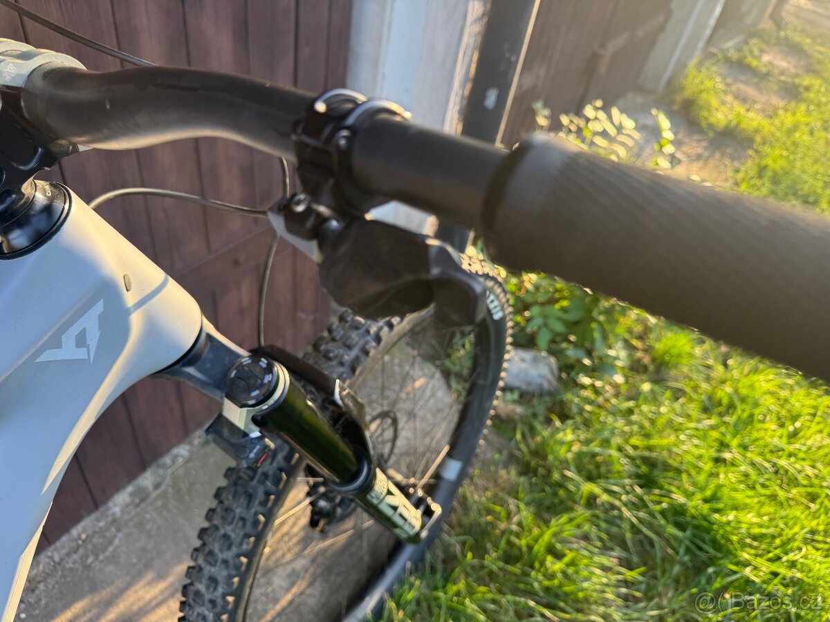 Celoodpruzene horske karbonove kolo velikost XXL - 14