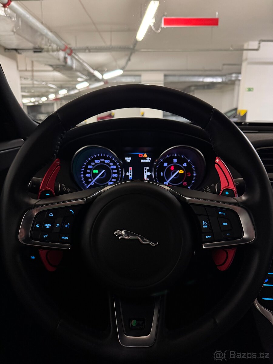 Jaguar XE 2.0D 4x4 R-SPORT DYNAMIC - 14