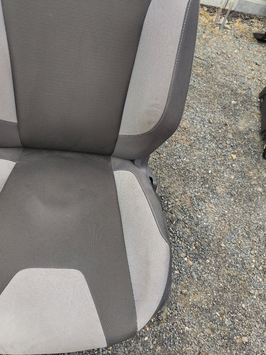 Sedačky, tapeci, koberec... Focus III - 14