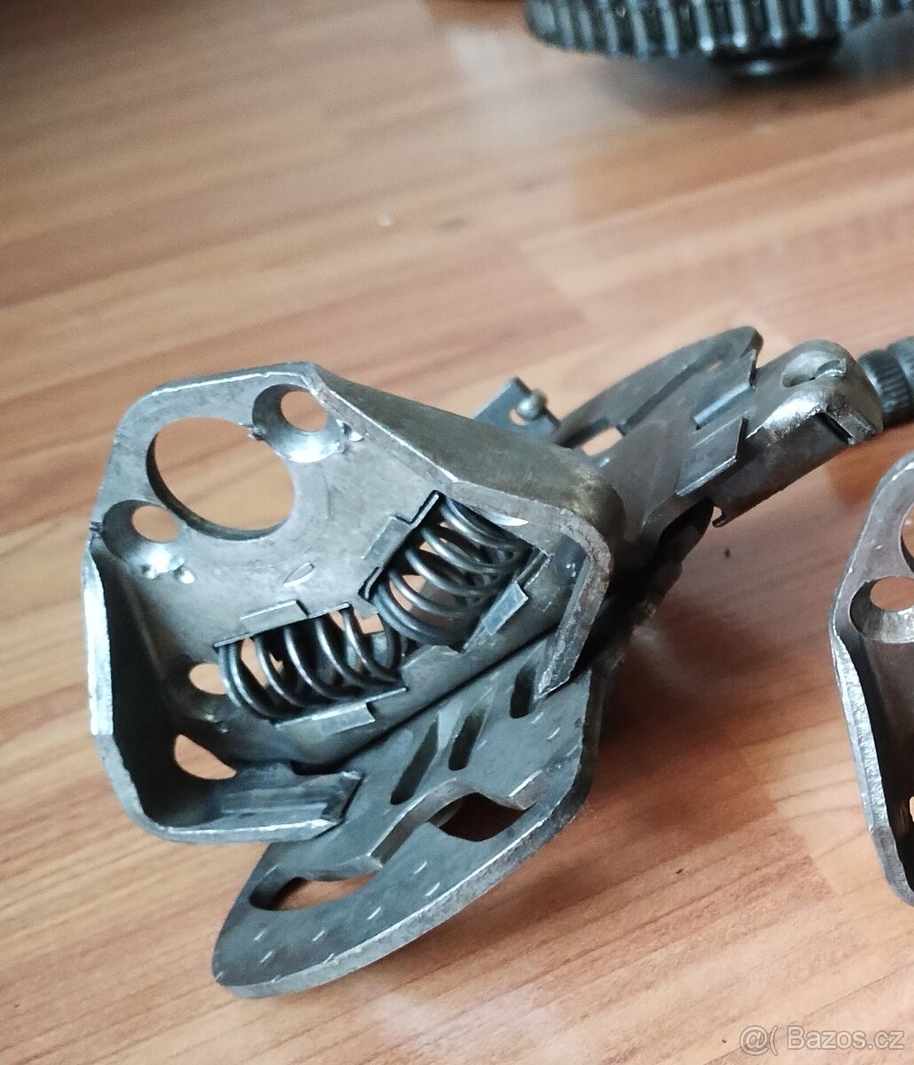 PRODÁM ORIGINÁL DÍLY MOTORU JAWA PÉRÁK 250 FJ / KOMUNISTA - 14