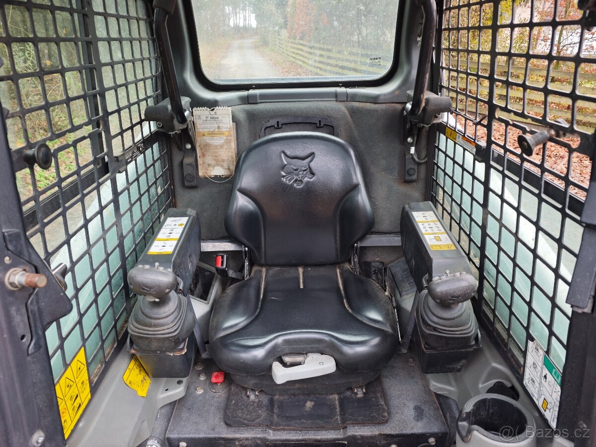 Smykový nakladač Bobcat T450 - 14
