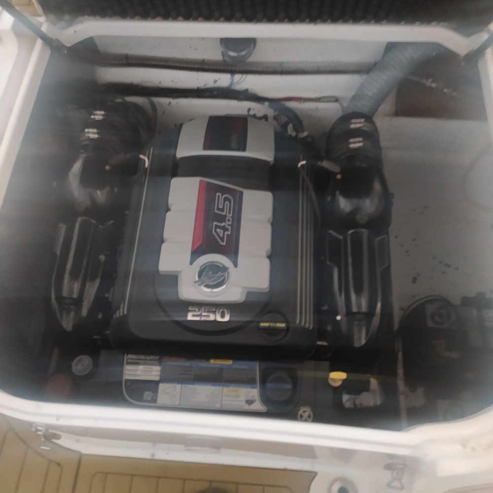 Krásná kajutová loď DRAGO 710 OB + Mercruiser 4,5L MPI - 14