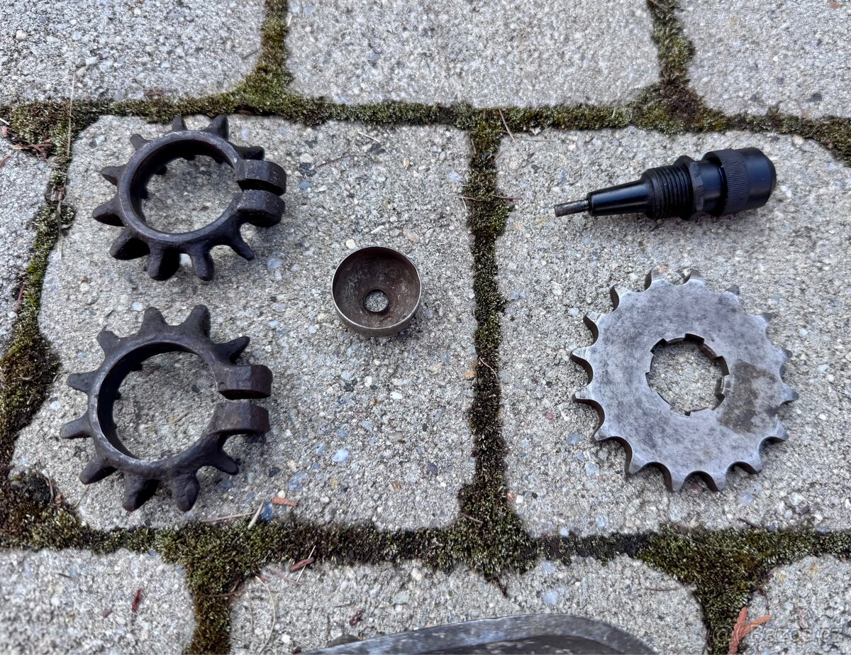 ČZ 125 B T 125 150 C, kývačka - díly motoru - 14