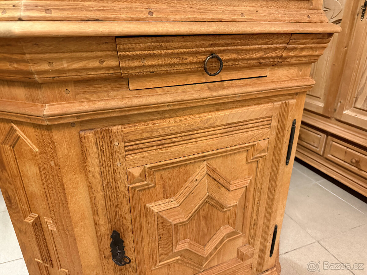 Rohová dubová prosklená vitrina- komplet masív - 14