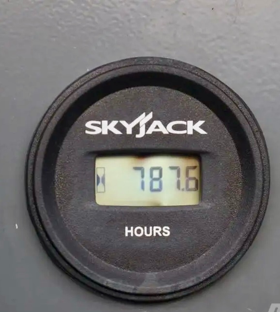 TERÉNNÍ NŮŽKOVÁ PLOŠINA SKYJACK SJ 6832 RT - 14