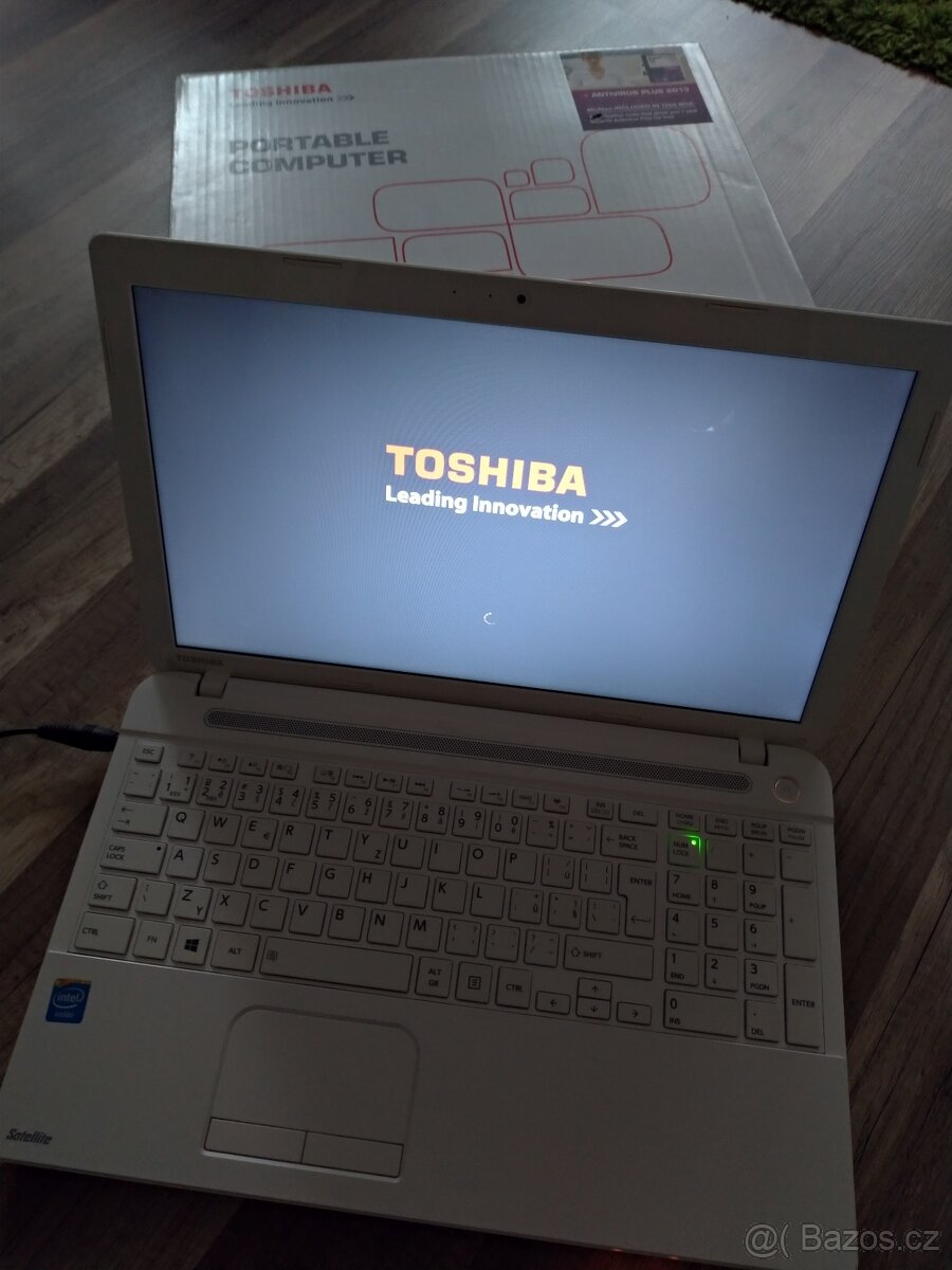 Bílý notebook Toshiba s Win - 14