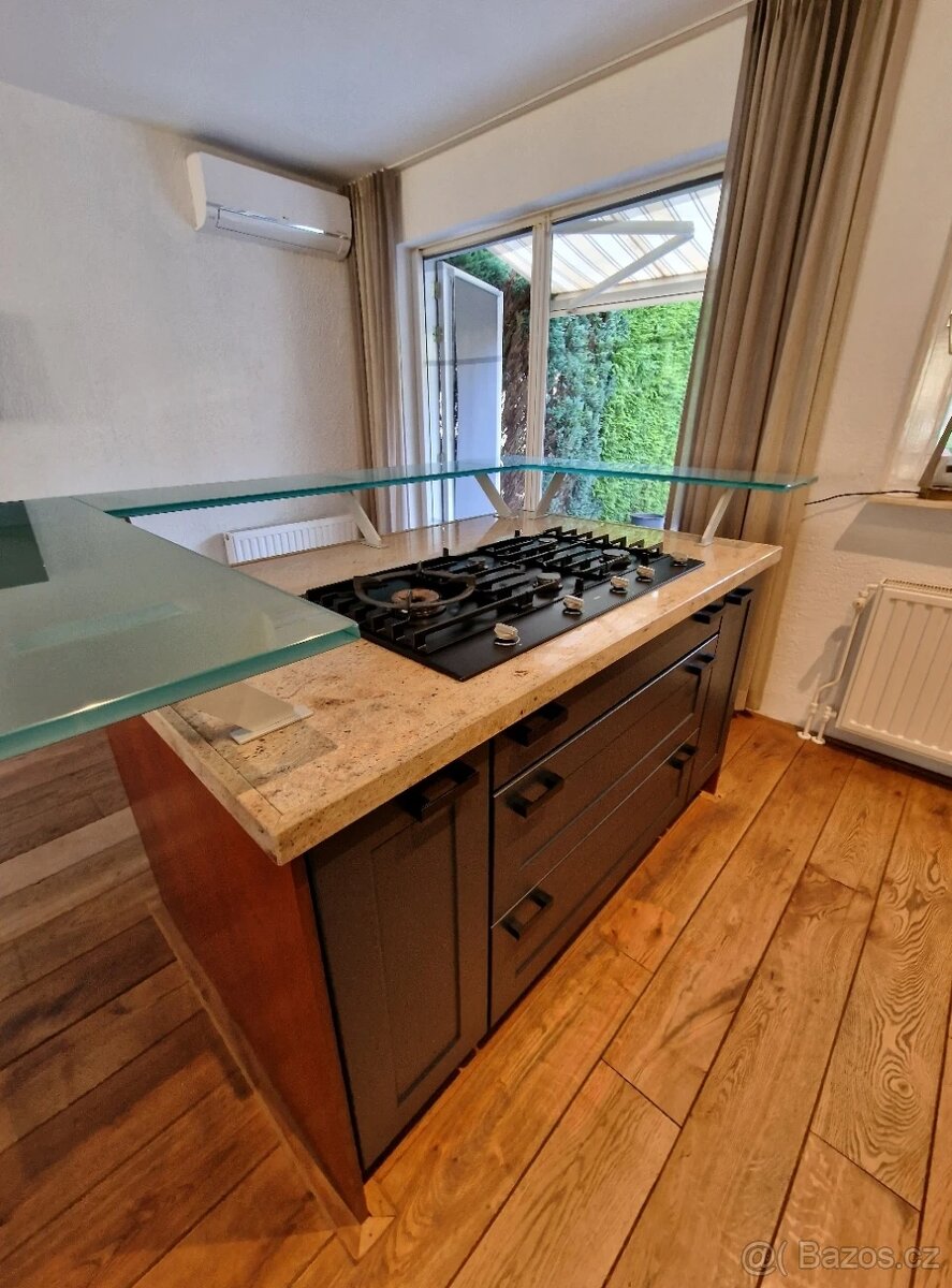 Kuchyně v moderně-venkovském stylu s ostrůvkem - 14