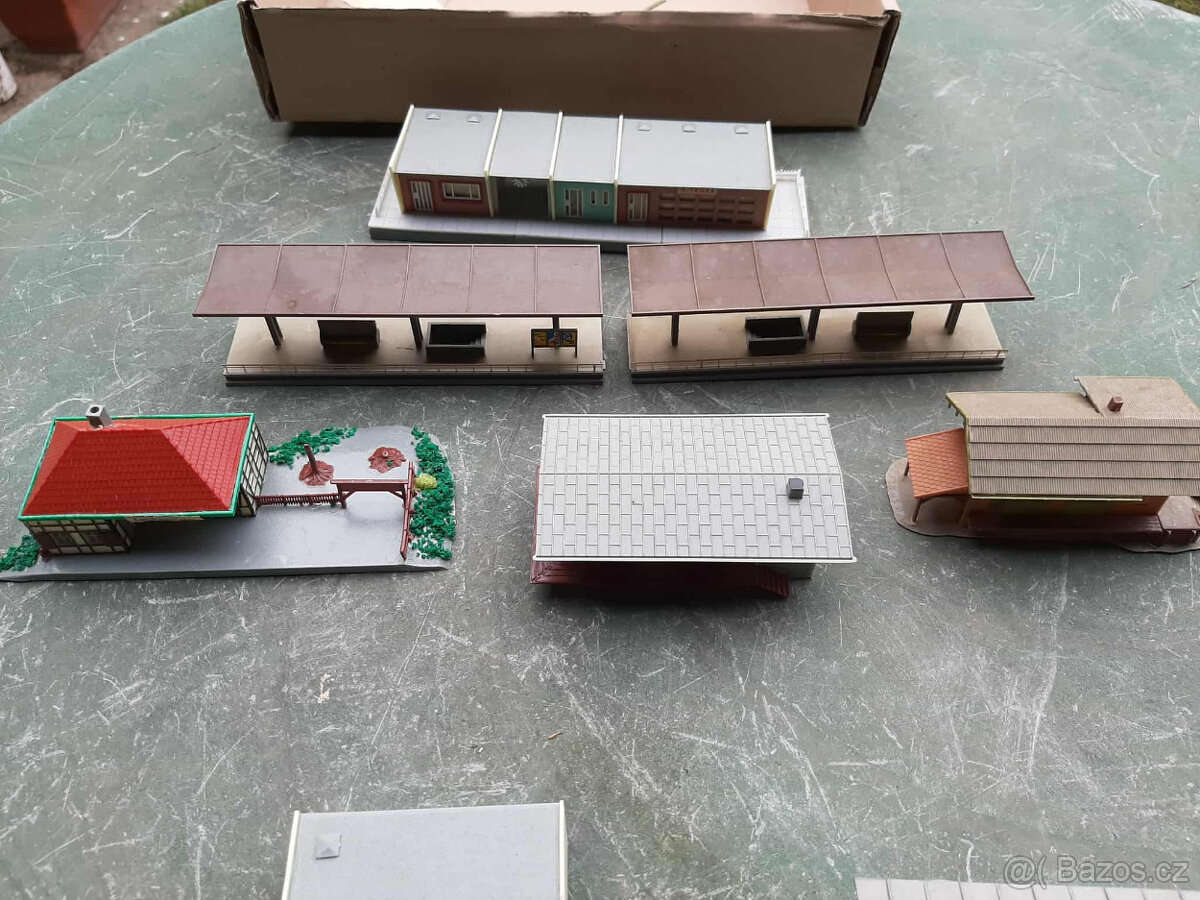 Vlačky domečky velikost N ,TT a H0 - 14