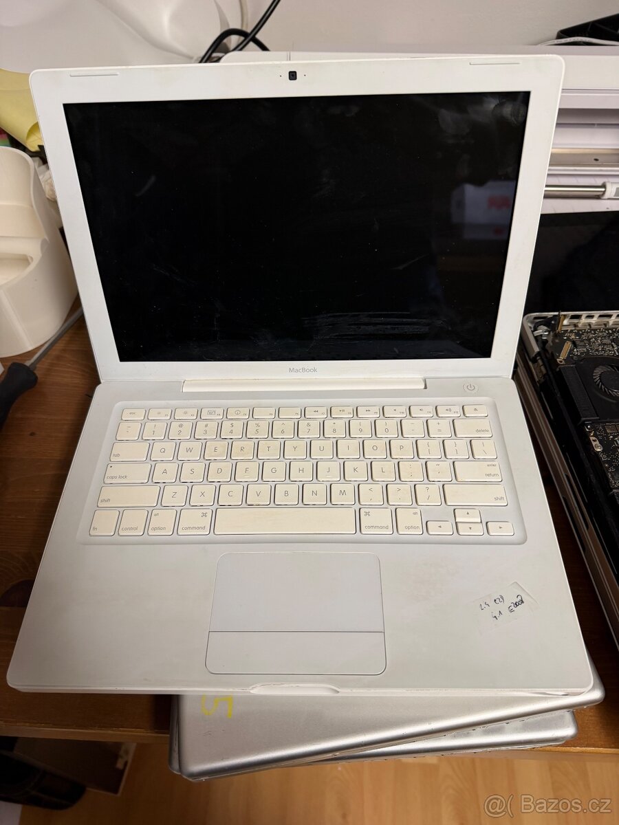 Prodám 6x macbook a 1x ipad na ND - 14