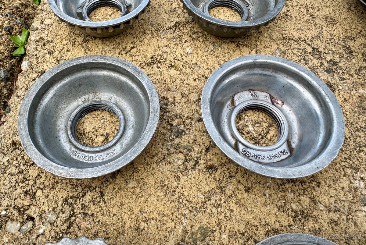 Jawa ČZ kyvacka, ČZ - matice krytu a kryt - 14