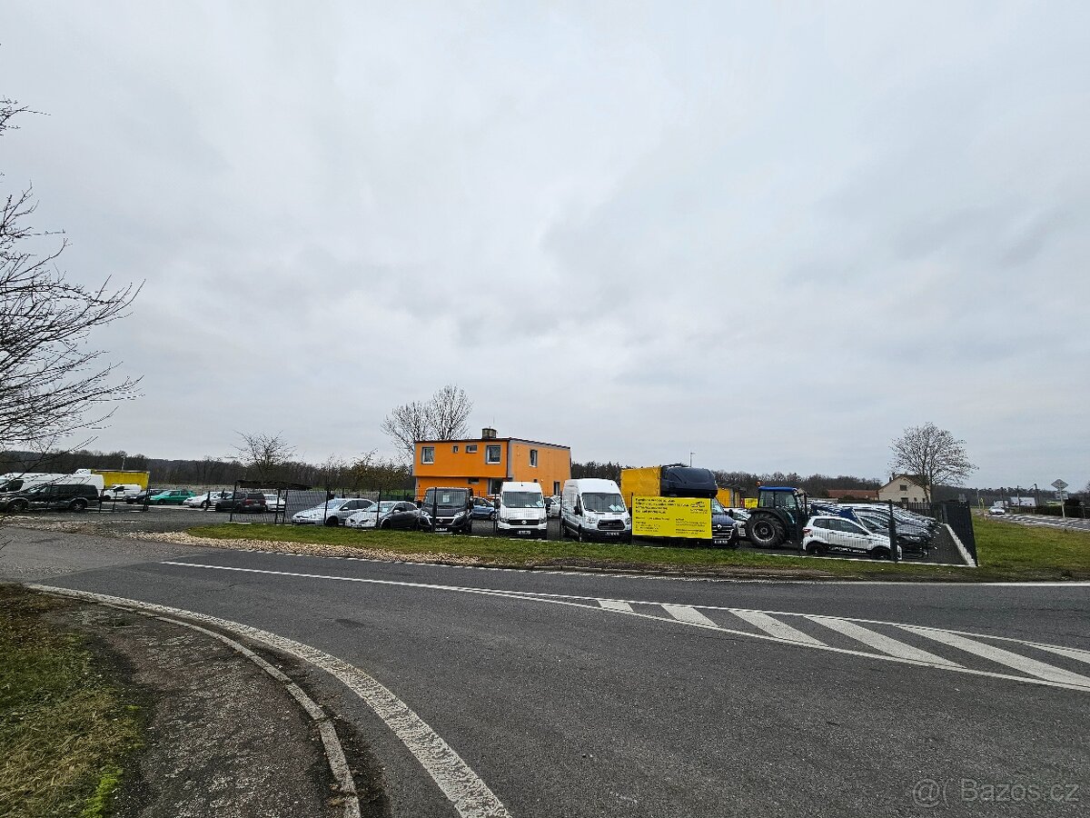 Nabízíme na pronájmem pozemek vhodný na autobazar, parkování - 14
