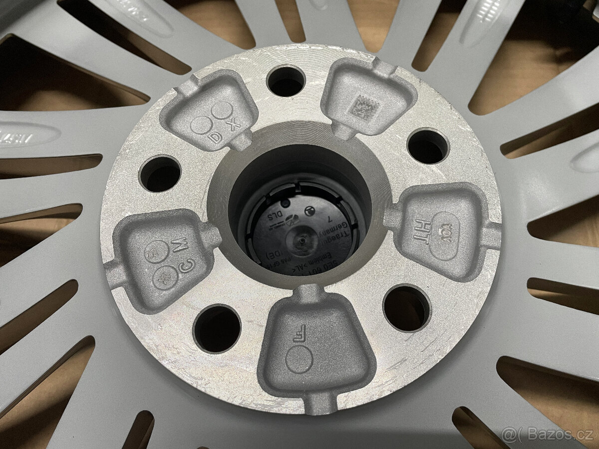 R.V 2025 NOVÁ ORIGINÁL LETNÍ SADA ŠKODA SUPERB 3,4 235/40/19 - 14